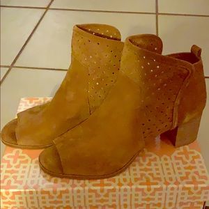 Gianni Bini Wedge style brown suede shoes!